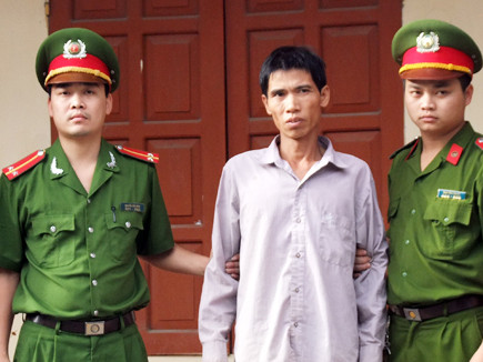 Đối tượng Bùi Văn Toán bị lực lượng chức năng bắt giữ sau 40 giờ gây án. Đối tượng Bùi Văn Toán bị lực lượng chức năng bắt giữ sau 40 giờ gây án