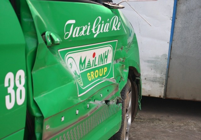 Chiếc taxi may mắn chỉ bị va quẹt nhẹ, hư hỏng phần cánh