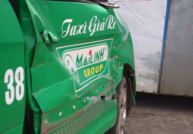 Chiếc taxi may mắn chỉ bị va quẹt nhẹ, hư hỏng phần cánh