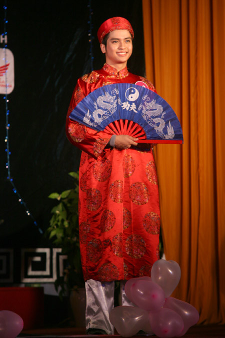 Các thí sinh nam không kém phần lịch lãm với áo dài, khăn xếp