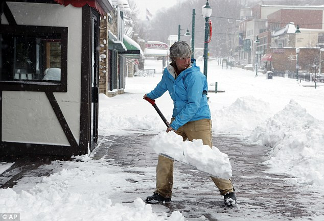 Nhiều người dân Mỹ đã phải xúc tuyết trên một số tuyến đường để lưu thông trở lại