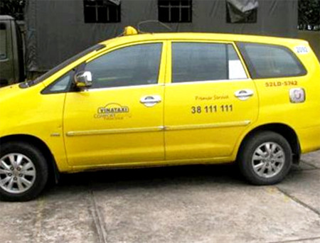 Chiếc taxi bị 2 đối tượng đánh cướp nhưng không thành.