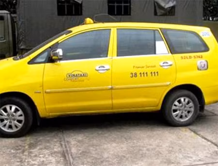 Chiếc taxi bị 2 đối tượng đánh cướp nhưng không thành.