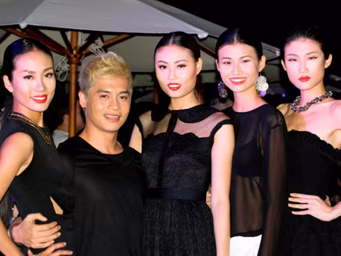 Các cô gái vui mừng khi hội ngộ vị giám khảo vui tính Nam Trung