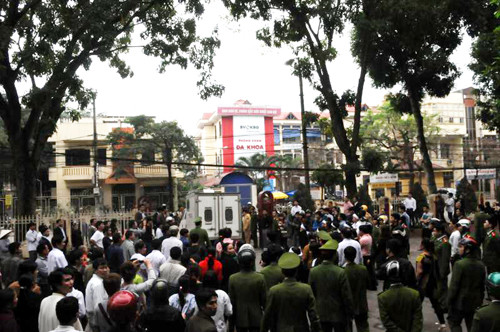 Từ sáng sớm rất đông các chiến sỹ công an, lực lượng bảo vệ có mặt để chuẩn bị an minh cho phiên tòa. Các phóng viên đã tới tòa từ rất sớm để chuẩn bị tác nghiệp, đưa tin. Luật sư Huỳnh - người bảo vệ lợi ích cho gia đình bị hại. Trong khi gia đình bị hại phẫn nộ, đau đớn... ... thì người nhà bị cáo Luyện lo lắng "ẩn" vào chỗ khuất. Ba bị cáo được áp tải tới tòa án và được hộ tống bởi khoảng gấn 300 chiến sĩ cảnh sát. Bị cáo Lê Văn Mến (bố của Lê Văn Luyện) bước vào tòa Khi thấy Lê Văn Luyện, người nhà cháu Bích đã xô tới kêu khóc, la ó đòi công bằng khiến lực lượng công an buộc phải áp tải cả ba bị cáo ra phòng Kiểm sát viên để bảo vệ. Lê Văn Luyện mặc quần bò áo sơ mi, khuôn mặt trắng trẻo gầy hơn lần xét xử sơ thẩm ngồi lặng thinh đợi phiên tòa bắt đầu. Lê Văn Luyện quay sang nhìn bố không nói được câu nào. Lê Văn Luyện lí nhí khai nhận toàn bộ quá trình gây án giết người, cướp vàng tại tiệm vàng Ngọc Bích Bị cáo Lê Văn Miên cho rằng vì quá thương con và hiểu biết pháp luật "nông cạn" nên mới bao che tội cho con mình. Tòan cảnh phiên tòa. Phiên tòa buổi sáng kết thúc, thấy gia đình bị hại quá bức xúc, rất nhiều cảnh sát vây quanh các bị cáo nhằm tránh xảy ra xô xát. Các bị cáo được áp tải lên xe trở về nơi giam giữ chuẩn bị cho phiên xử buổi chiều. Các bị cáo được tháo còng sau khi được dẫn giải tới phiên tòa Các bị cáo ngồi lặng lẽ trong vồng vây của lựng lượng bảo vệ trong khi gia đình người bị hại la ó. Lê Văn Luyện ngáp ngắn ngáp dài không cần lấy tay che... Và nắm chặt đôi tay đã cướp đi ba mạng người khi nghe gia đình bị hại và các luật sư tranh luận. Ông Trịnh Văn Tín - ông nội cháu Bích nêu những nghi vấn chưa sáng tỏ trong vụ án. Lê Văn Luyện lí nhí khi được nói lời cuối: "Bị cáo xin lỗi toàn xã hội và xin lỗi gia đình nạn nhân. Bị cáo mong được tòa giảm án cho mình và người thân” Các bị cáo cúi đầu nghe tòa tuyên án. Từ sáng sớm rất đông các chiến sỹ công an, lực lượng bảo vệ có mặt để chuẩn bị an minh cho phiên tòa. Các phóng viên đã tới tòa từ rất sớm để chuẩn bị tác nghiệp, đưa tin. Luật sư Huỳnh - người bảo vệ lợi ích cho gia đình bị hại. Trong khi gia đình bị hại phẫn nộ, đau đớn... ... thì người nhà bị cáo Luyện lo lắng "ẩn" vào chỗ khuất. Ba bị cáo được áp tải tới tòa án và được hộ tống bởi khoảng gấn 300 chiến sĩ cảnh sát. Bị cáo Lê Văn Mến (bố của Lê Văn Luyện) bước vào tòa Khi thấy Lê Văn Luyện, người nhà cháu Bích đã xô tới kêu khóc, la ó đòi công bằng khiến lực lượng công an buộc phải áp tải cả ba bị cáo ra phòng Kiểm sát viên để bảo vệ. Lê Văn Luyện mặc quần bò áo sơ mi, khuôn mặt trắng trẻo gầy hơn lần xét xử sơ thẩm ngồi lặng thinh đợi phiên tòa bắt đầu. Lê Văn Luyện quay sang nhìn bố không nói được câu nào. Lê Văn Luyện lí nhí khai nhận toàn bộ quá trình gây án giết người, cướp vàng tại tiệm vàng Ngọc Bích Bị cáo Lê Văn Miên cho rằng vì quá thương con và hiểu biết pháp luật "nông cạn" nên mới bao che tội cho con mình. Tòan cảnh phiên tòa. Phiên tòa buổi sáng kết thúc, thấy gia đình bị hại quá bức xúc, rất nhiều cảnh sát vây quanh các bị cáo nhằm tránh xảy ra xô xát. Các bị cáo được áp tải lên xe trở về nơi giam giữ chuẩn bị cho phiên xử buổi chiều. Các bị cáo được tháo còng sau khi được dẫn giải tới phiên tòa Các bị cáo ngồi lặng lẽ trong vồng vây của lựng lượng bảo vệ trong khi gia đình người bị hại la ó. Lê Văn Luyện ngáp ngắn ngáp dài không cần lấy tay che... Và nắm chặt đôi tay đã cướp đi ba mạng người khi nghe gia đình bị hại và các luật sư tranh luận. Ông Trịnh Văn Tín - ông nội cháu Bích nêu những nghi vấn chưa sáng tỏ trong vụ án. Lê Văn Luyện lí nhí khi được nói lời cuối: "Bị cáo xin lỗi toàn xã hội và xin lỗi gia đình nạn nhân. Bị cáo mong được tòa giảm án cho mình và người thân” Các bị cáo cúi đầu nghe tòa tuyên án.