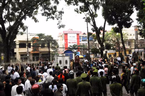 Từ sáng sớm rất đông các chiến sỹ công an, lực lượng bảo vệ có mặt để chuẩn bị an minh cho phiên tòa. Các phóng viên đã tới tòa từ rất sớm để chuẩn bị tác nghiệp, đưa tin. Luật sư Huỳnh - người bảo vệ lợi ích cho gia đình bị hại. Trong khi gia đình bị hại phẫn nộ, đau đớn... ... thì người nhà bị cáo Luyện lo lắng "ẩn" vào chỗ khuất. Ba bị cáo được áp tải tới tòa án và được hộ tống bởi khoảng gấn 300 chiến sĩ cảnh sát. Bị cáo Lê Văn Mến (bố của Lê Văn Luyện) bước vào tòa Khi thấy Lê Văn Luyện, người nhà cháu Bích đã xô tới kêu khóc, la ó đòi công bằng khiến lực lượng công an buộc phải áp tải cả ba bị cáo ra phòng Kiểm sát viên để bảo vệ. Lê Văn Luyện mặc quần bò áo sơ mi, khuôn mặt trắng trẻo gầy hơn lần xét xử sơ thẩm ngồi lặng thinh đợi phiên tòa bắt đầu. Lê Văn Luyện quay sang nhìn bố không nói được câu nào. Lê Văn Luyện lí nhí khai nhận toàn bộ quá trình gây án giết người, cướp vàng tại tiệm vàng Ngọc Bích Bị cáo Lê Văn Miên cho rằng vì quá thương con và hiểu biết pháp luật "nông cạn" nên mới bao che tội cho con mình. Tòan cảnh phiên tòa. Phiên tòa buổi sáng kết thúc, thấy gia đình bị hại quá bức xúc, rất nhiều cảnh sát vây quanh các bị cáo nhằm tránh xảy ra xô xát. Các bị cáo được áp tải lên xe trở về nơi giam giữ chuẩn bị cho phiên xử buổi chiều. Các bị cáo được tháo còng sau khi được dẫn giải tới phiên tòa Các bị cáo ngồi lặng lẽ trong vồng vây của lựng lượng bảo vệ trong khi gia đình người bị hại la ó. Lê Văn Luyện ngáp ngắn ngáp dài không cần lấy tay che... Và nắm chặt đôi tay đã cướp đi ba mạng người khi nghe gia đình bị hại và các luật sư tranh luận. Ông Trịnh Văn Tín - ông nội cháu Bích nêu những nghi vấn chưa sáng tỏ trong vụ án. Lê Văn Luyện lí nhí khi được nói lời cuối: "Bị cáo xin lỗi toàn xã hội và xin lỗi gia đình nạn nhân. Bị cáo mong được tòa giảm án cho mình và người thân” Các bị cáo cúi đầu nghe tòa tuyên án.