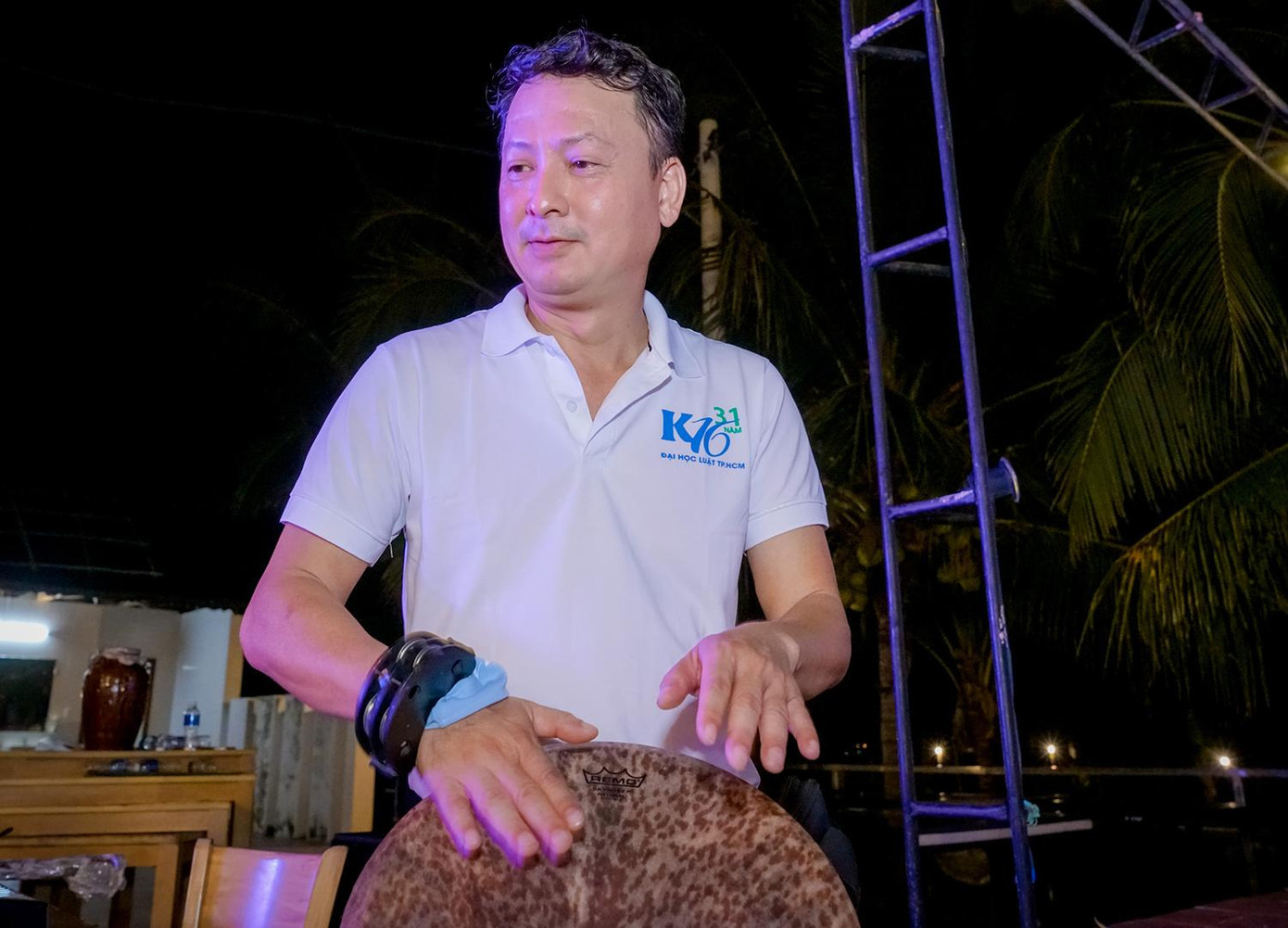 Thiệu Ánh Dương chơi trống trong buổi họp mặt với bạn cũ.