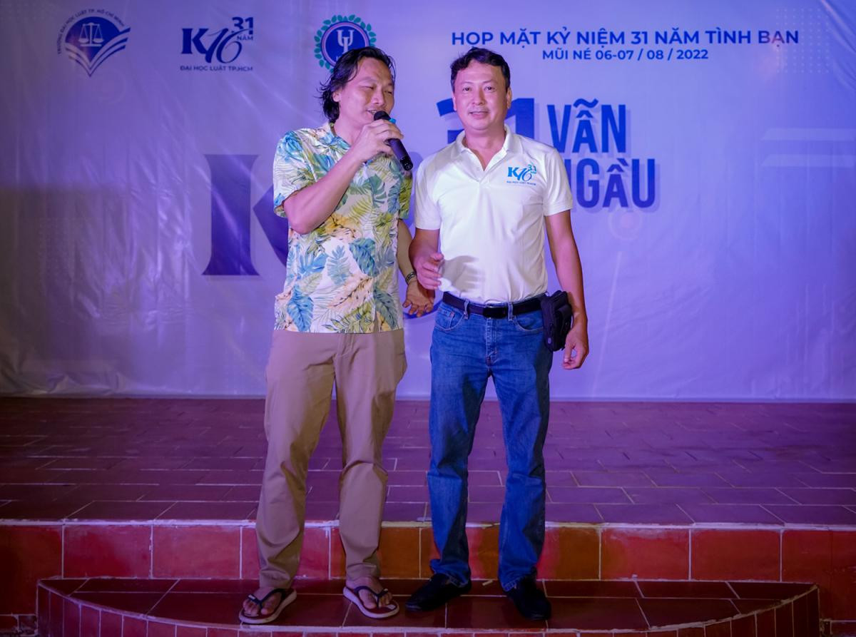 Anh cũng thể hiện khả năng ca hát "không phải dạng vừa".