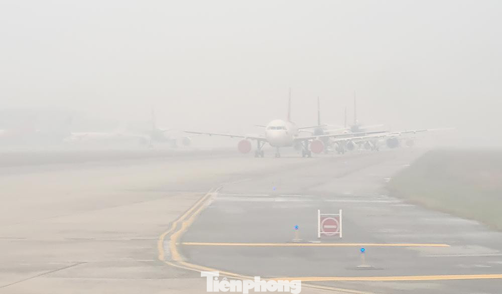 Sương mù che kín sân bay Nội Bài những ngày gần đây đã ảnh hưởng nhiều tới hoạt động hàng không.