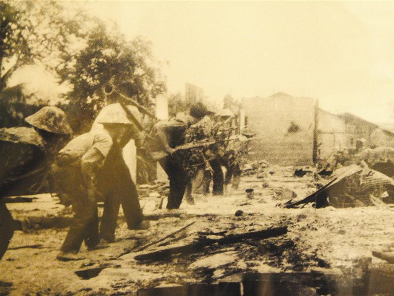 Thanh niên quận 6 - Sài Gòn tham gia cùng bộ đội đánh địch trên đường phố Sài Gòn 3/2/1968. Ảnh tư liệu của Tổng cục Chính trị QĐND Việt Nam. Thanh niên quận 6 - Sài Gòn tham gia cùng bộ đội đánh địch trên đường phố Sài Gòn 3/2/1968. Ảnh tư liệu của Tổng cục Chính trị QĐND Việt Nam.