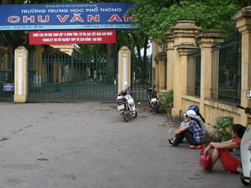 Những phụ huynh này ở lại chờ các thí sinh ngay sau khi con bước chân vào phòng thi