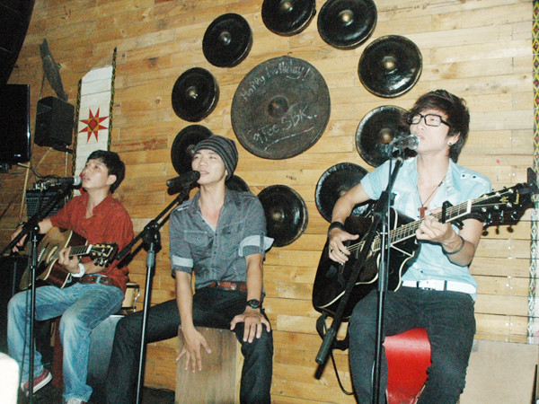 Các ca sĩ chật vật với các phòng trà đang dần vắng khách. Các ca sĩ chật vật với các phòng trà đang dần vắng khách