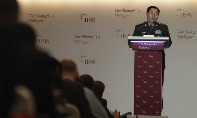 Trung tướng Thích Kiến Quốc phát biểu tại Đối thoại Shangri-La ngày 2/6 - Ảnh: Reuters