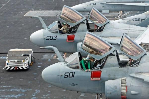 Máy bay trinh sát – tác chiến điện tử EA-6B Prowler . Máy bay trinh sát – tác chiến điện tử EA-6B Prowler