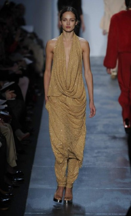 Bộ jumpsuit màu vàng cổ xẻ sâu này là một thiết kế nổi bật trong bộ sưu tập Thu Đông 2011 của Michael Kors