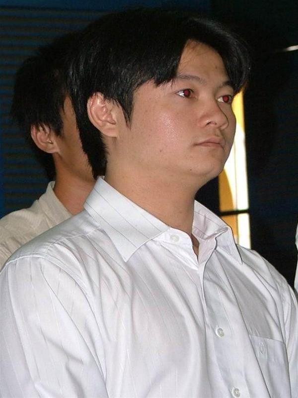 Văn Quyến xin lỗi người hâm mộ trước tòa... ...và nét mặt hồi hộp trước giờ tuyên án của bà Niềm (mẹ Quyến). Ảnh : Hữu Vinh