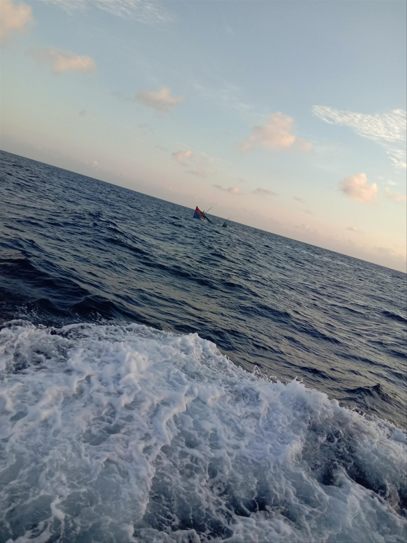 8 ngư dân bị đâm chìm tàu giữa Hoàng Sa đang vào bờ ảnh 1