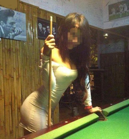 Không thiếu những kiều nữ dùng bàn bida để đổi chác tình, tiền. Ảnh: T.G