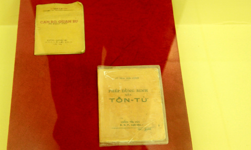 Nhiều hiện vật liên quan tới quá trình học tập, công tác và rèn luyện tham gia phong trào của lực lượng Cảnh vệ được trưng bày