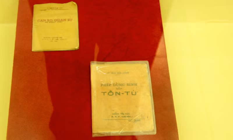 Nhiều hiện vật liên quan tới quá trình học tập, công tác và rèn luyện tham gia phong trào của lực lượng Cảnh vệ được trưng bày