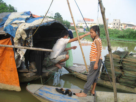 Trẻ em vạn chài trước nguy cơ thất học. Trẻ em vạn chài có nguy cơ lớn lên bị thất học