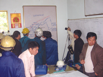 Lực lượng cứu hộ đang triển khai các phương án dập tắt lò than bị cháy. Lực lượng cứu hộ đang triển khai các phương án dập tắt lò than bị cháy