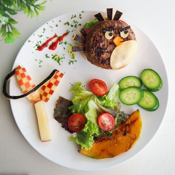 Bà mẹ này đã đưa trò chơi phổ biến trên điện thoại thông minh Angry Bird lên bàn ăn. Chú chim làm từ bánh mỳ kẹp chả. Bạn cũng có thể làm nó bằng thịt gà đấy!