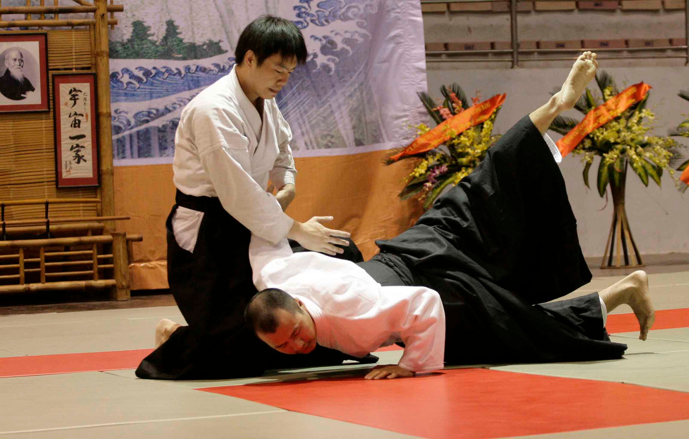 Không thể chống cự thêm đối phương đập tay xuống đất để xin thua. Không thể chống cự thêm đối phương đập tay xuống đất để xin thua