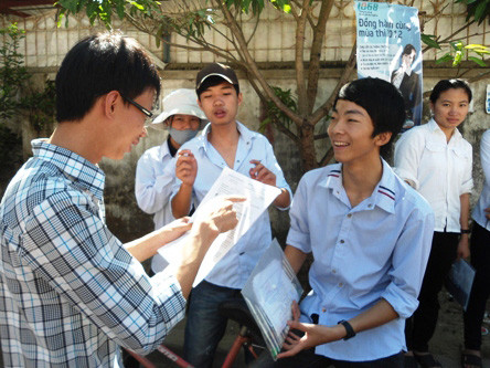 Thí sinh trao đổi sau khi dự thi môn Sinh, kỳ thi tuyển sinh ĐH năm 2012.