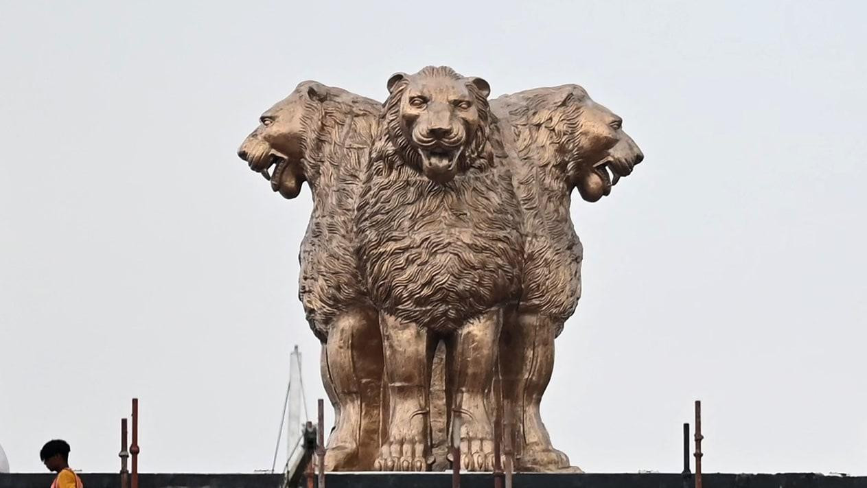 Biểu tượng sư tử trong quốc huy của Ấn Độ lại gây tranh cãi khi đúc thành bức tượng đồng 10 tấn đặt trên tòa nhà quốc hội mới. Biểu tượng sư tử trong quốc huy của Ấn Độ lại gây tranh cãi khi đúc thành bức tượng đồng 10 tấn đặt trên tòa nhà quốc hội mới.