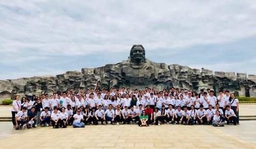 Đoàn đại biểu kiều bào chụp ảnh lưu niệm tại Tượng đài Mẹ Việt Nam anh hùng ở khu vực núi Cấm, xã Tam Phú, huyện Tam Kỳ, tỉnh Quảng Nam. Nguồn: VOV Đoàn đại biểu kiều bào chụp ảnh lưu niệm tại Tượng đài Mẹ Việt Nam anh hùng ở khu vực núi Cấm, xã Tam Phú, huyện Tam Kỳ, tỉnh Quảng Nam. Nguồn: VOV