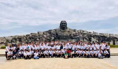 Đoàn đại biểu kiều bào chụp ảnh lưu niệm tại Tượng đài Mẹ Việt Nam anh hùng ở khu vực núi Cấm, xã Tam Phú, huyện Tam Kỳ, tỉnh Quảng Nam. Nguồn: VOV