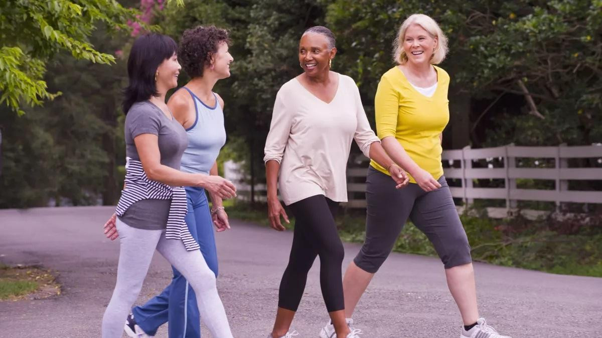 Đi bộ ngoài trời cũng rất tốt cho sức khỏe