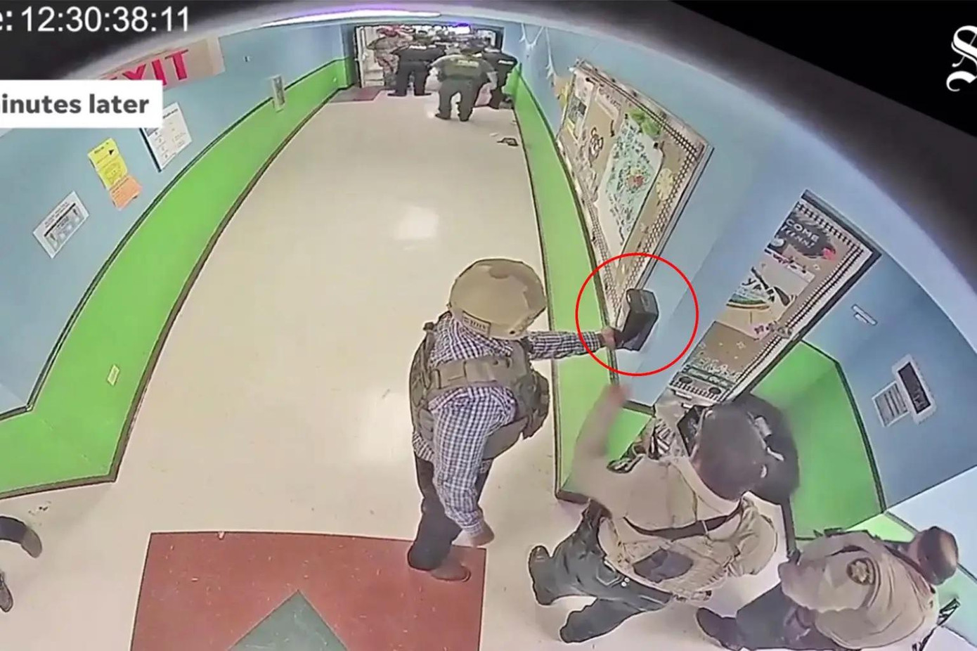 Camera an ninh ghi lại được hình ảnh một người xịt tay khử khuẩn trong khi vụ xả súng đang diễn ra cách đó 20m. Camera an ninh ghi lại được hình ảnh một người xịt tay khử khuẩn trong khi vụ xả súng đang diễn ra cách đó 20m.