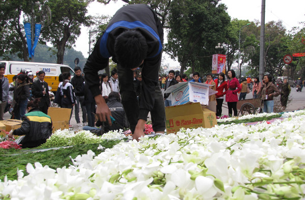 trong khi những nhân viên khác đang cố gắng hoàn thiện nốt những phần việc còn lại chuẩn bị cho đêm khai mạc