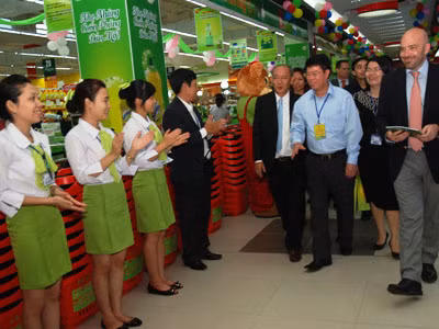 Lãnh đạo tỉnh Ninh Bình cùng đại diện BigC thăm các gian hàng. Lãnh đạo tỉnh Ninh Bình cùng đại diện BigC thăm các gian hàng