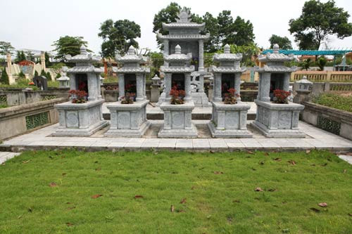 Toàn bộ công trình lăng mộ này là một khối bê tông đồ sộ. Toàn bộ công trình lăng mộ này là một khối bê tông đồ sộ