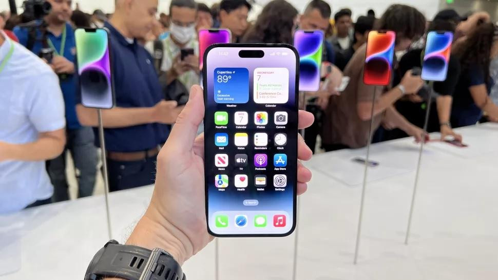 iPhone 14 Pro Max có dung lượng pin 4,323 mAh, thấp hơn so với iPhone 13 Pro Max (4,352 mAh). Ảnh: TechRadar.