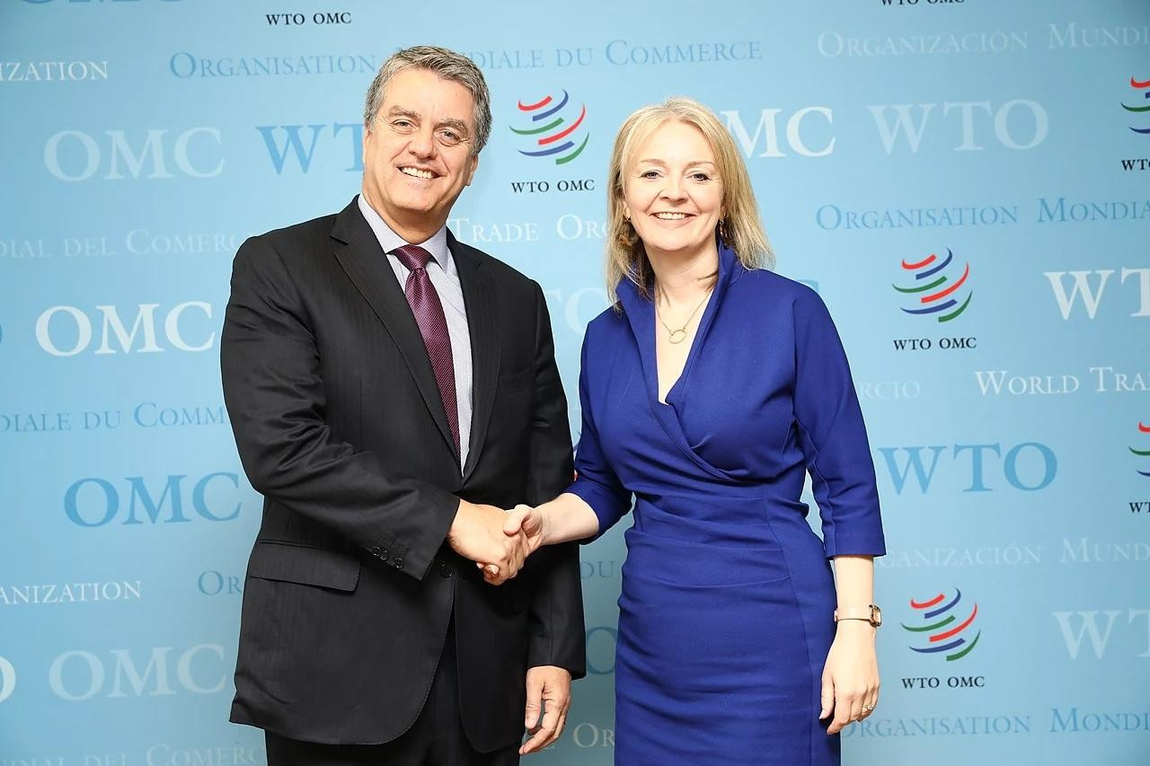 Bà Liz Truss và Tổng giám đốc WTO Roberto Azevêdo năm 2019. Ảnh: WTO.