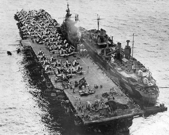 Tàu sân bay USS Randolph cùng với tàu sửa chữa USS Jason tại đảo san hô Ulithi vào ngày 13/3/1945. Tàu Randolph bị máy bay tấn công tự sát (kamikaze) của Nhật Bản làm hỏng ngày 11/3/1945. Ảnh: US Navy. Tàu sân bay USS Randolph cùng với tàu sửa chữa USS Jason tại đảo san hô Ulithi vào ngày 13/3/1945. Tàu Randolph bị máy bay tấn công tự sát (kamikaze) của Nhật Bản làm hỏng ngày 11/3/1945. Ảnh: US Navy.