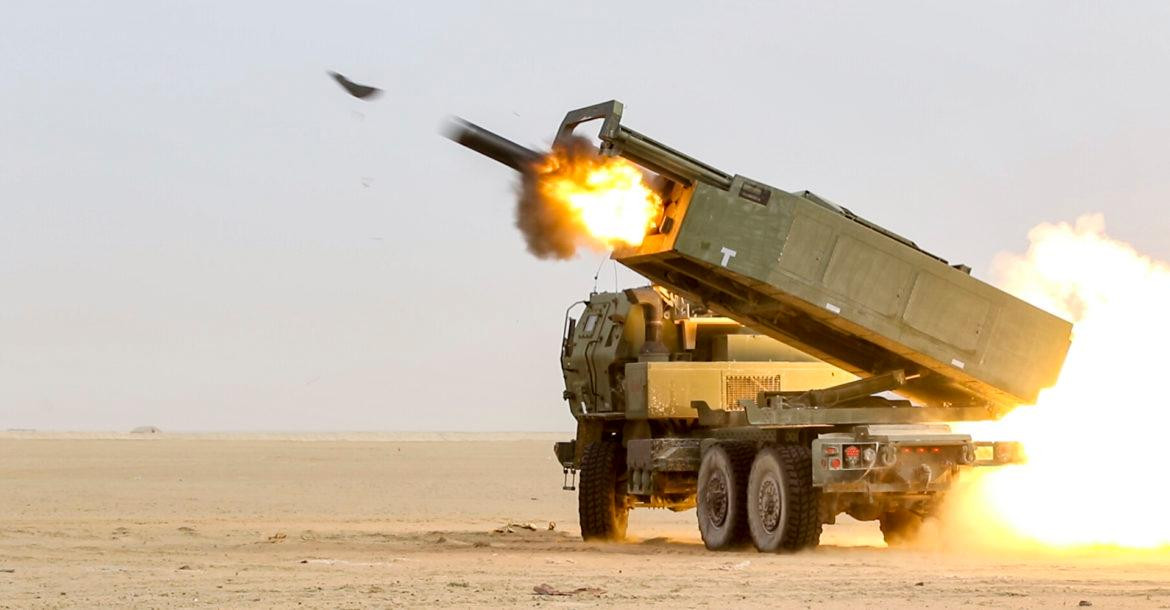 Binh sĩ Mỹ khai hỏa hệ thống tên lửa pháo binh cơ động cao (HIMARS) trong cuộc tập trận bắn đạn thật chung với bộ binh Kuwait, ngày 8/1/2019, gần Trại Buehring, Kuwait. Ảnh: Lục quân Mỹ.