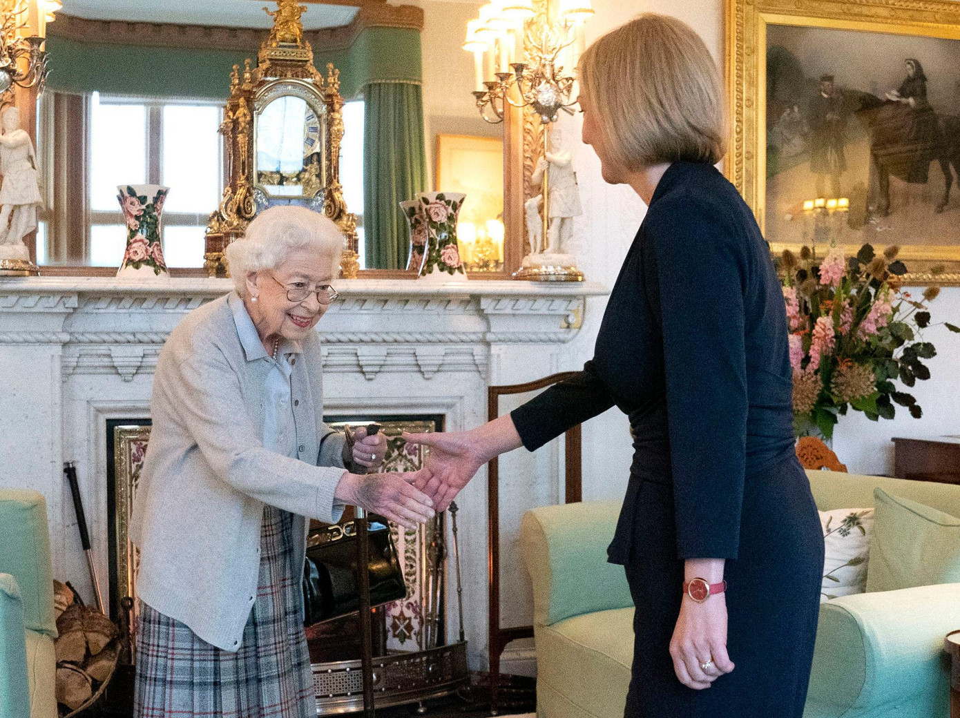 Nữ hoàng Anh Elizabeth II chào đón bà Liz Truss tại Lâu đài Balmoral, Scotland, nơi bà mời nhà lãnh đạo mới được bầu của đảng Bảo thủ trở thành Thủ tướng và thành lập chính phủ mới vào ngày 6/9. Ảnh: AP.