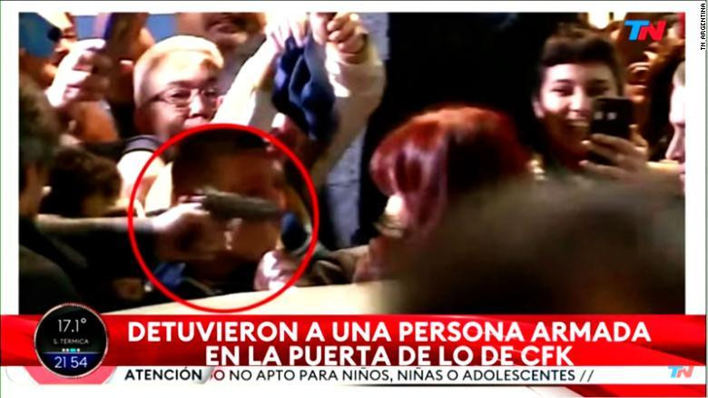 Súng ngắn chĩa vào đầu Phó tổng thống Argentina Cristina Fernandez de Kirchner. Nguồn: CNN.