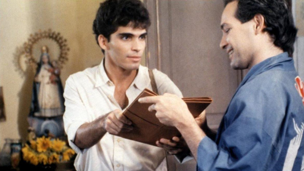 Một cảnh trong “Strawberry and Chocolate” - bộ phim Cuba đã tạo ra làn sóng tranh luận về cách đối xử với cộng đồng LGBTQ. Ảnh: IMDB. Một cảnh trong “Strawberry and Chocolate” - bộ phim Cuba đã tạo ra làn sóng tranh luận về cách đối xử với cộng đồng LGBTQ. Ảnh: IMDB.