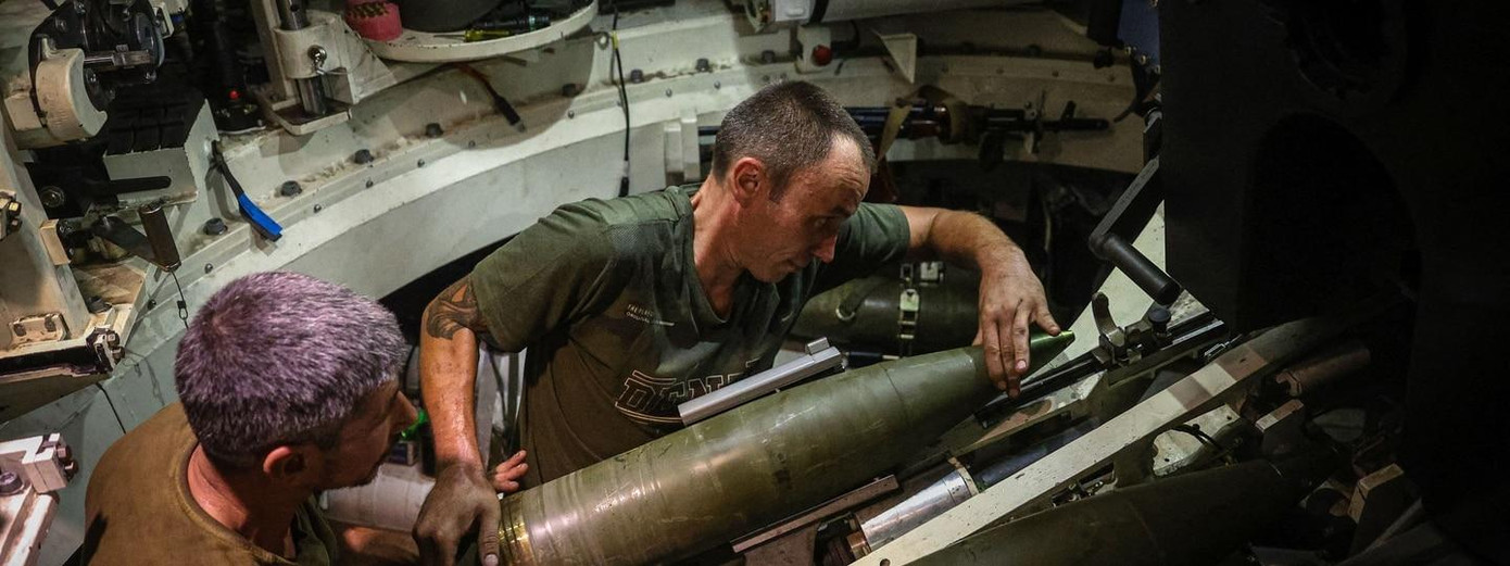 Quân nhân Ukraine bên trong lựu pháo tự hành 155 mm Krab của Ba Lan tại khu vực Donetsk ngày 29/8. Ảnh: Getty Images. Quân nhân Ukraine bên trong lựu pháo tự hành 155 mm Krab của Ba Lan tại khu vực Donetsk ngày 29/8. Ảnh: Getty Images.