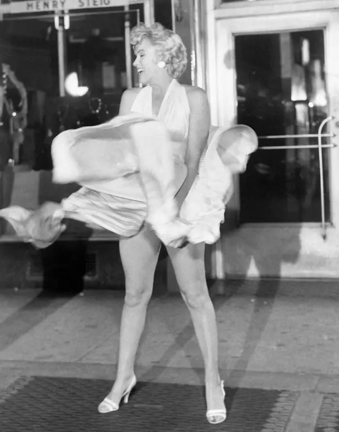 Marilyn Monroe giữ váy trong quá trình quay phim "The Seven Year Itch". Ảnh: Getty Images. Marilyn Monroe giữ váy trong quá trình quay phim "The Seven Year Itch". Ảnh: Getty Images.