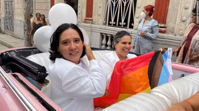 Annery Rivera Velasco và Yennys Hernandez Molina kết hôn ngay trước cuộc trưng cầu ý dân về bộ luật gia đình mới, trong đó có điều khoản hợp pháp hóa hôn nhân đồng giới. Ảnh: CNN.