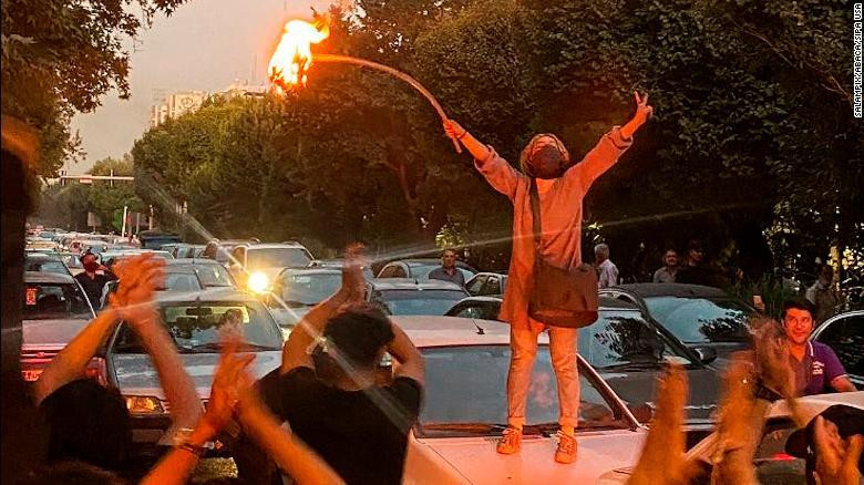 Một phụ nữ đốt cháy khăn trùm đầu trong cuộc biểu tình ở trung tâm Tehran. Ảnh: Sipa USA. Một phụ nữ đốt cháy khăn trùm đầu trong cuộc biểu tình ở trung tâm Tehran. Ảnh: Sipa USA.