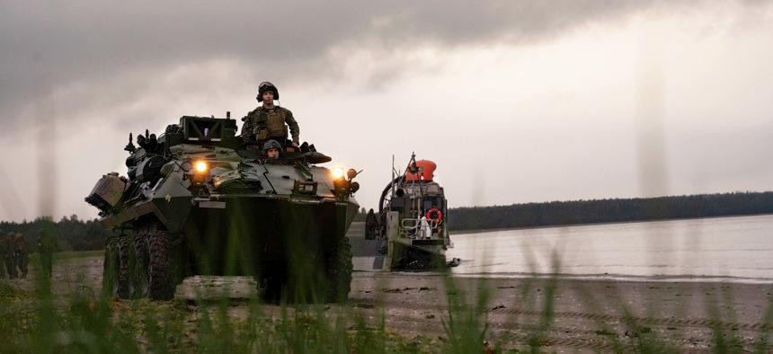 Đơn vị Viễn chinh Lính thủy đánh bộ số 22 thuộc Thủy quân lục chiến Mỹ đổ bộ lên đảo Saaremaa, Estonia trong cuộc tập trận Siil 22 do Estonia dẫn đầu, ngày 20/5. Ảnh: Thuỷ quân lục chiến Mỹ.