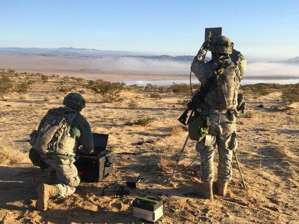 Binh sĩ thuộc Lữ đoàn Tình báo Quân đội 780 tiến hành các hoạt động trên không gian mạng trong một đợt huấn luyện cho Đội Chiến đấu Lữ đoàn Stryker 2, Sư đoàn Bộ binh 2 thuộc Lục quân Mỹ, tại Trung tâm Huấn luyện Quốc gia ở Fort Irwin, California. Ảnh: Lục quân Mỹ.